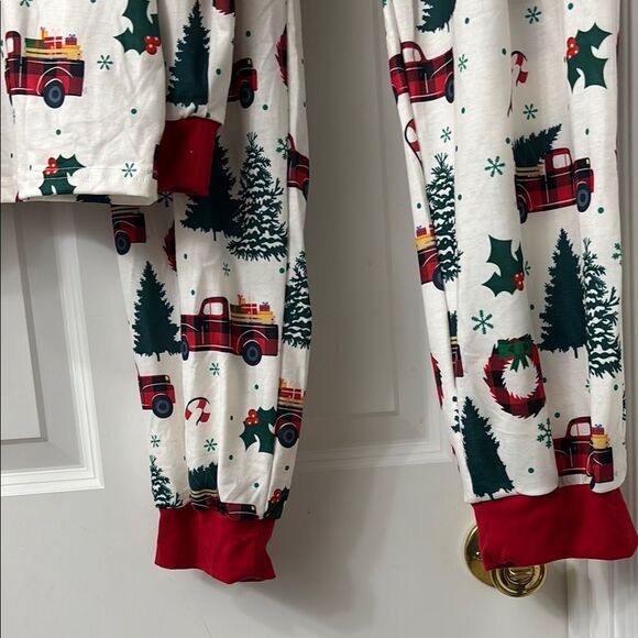 PatPat Red and Green Pajama Sets with Vintage Holiday Charm - Picture 2 of 5